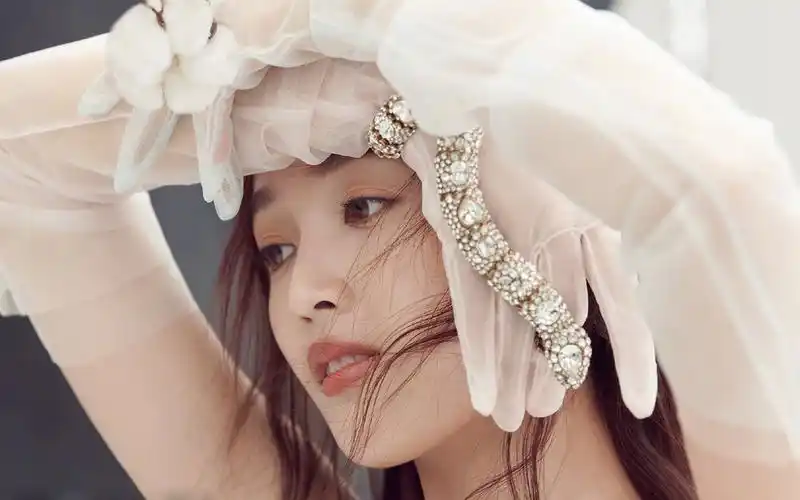 吴宣仪前卫时尚写真,乖乖女气质,活泼可爱!