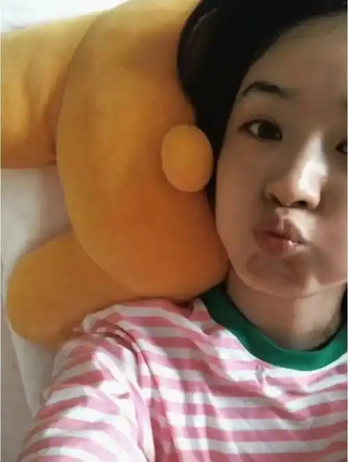 赵丽颖晒自拍美照,嘟嘴卖萌似少女,与儿子频繁互动母爱感爆棚