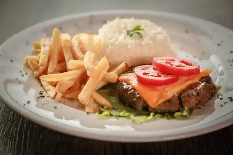 彩色餐饮食物盘子里面的饭团和汉堡等主食美食背景图片