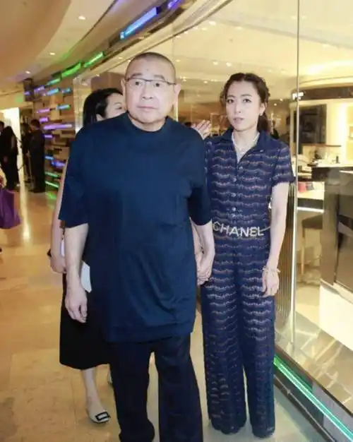 甘比和古天乐一起做慈善,闺蜜郑秀文也现身了,合影时画面温馨_刘銮雄