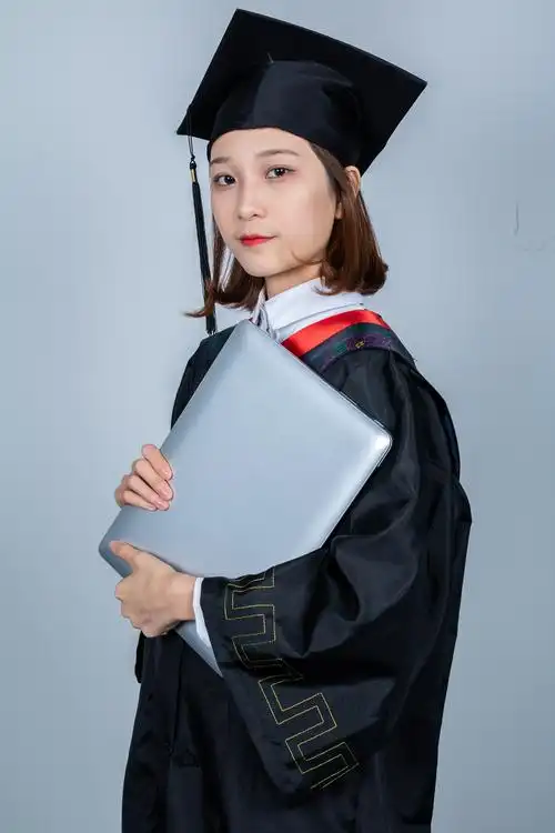 大学生穿学士服棚拍毕业照动作形象展示