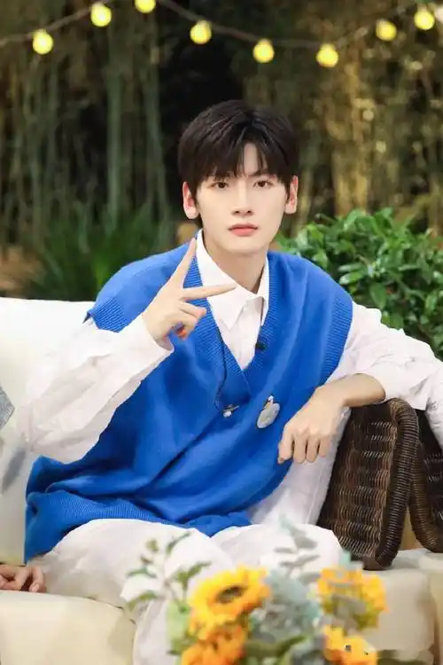 翟潇闻花卉春日大片释出 宝蓝色针织马甲配衬衫校园气十足_造型_背景