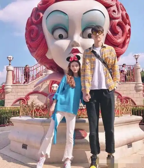 "最萌身高差"情侣火了!男生身高2米多,女友就像"洋娃娃"