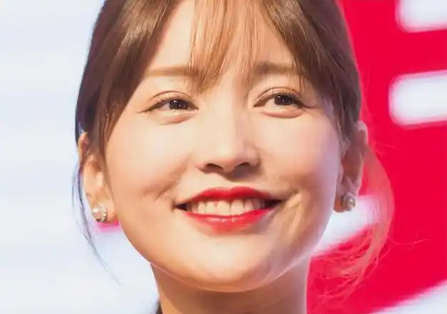 金莎现身车展穿芭比粉显老感叹商演是我最问心无愧赚钱方式