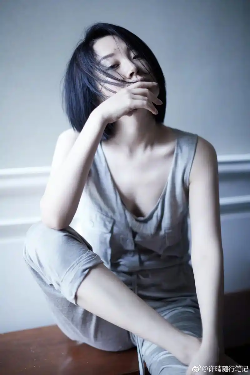 49岁许晴身材苗条实则偷着胖主动上称自曝体重