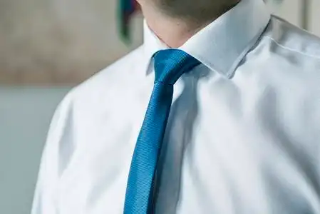 穿领带结白衬衫的年轻男士特写照片