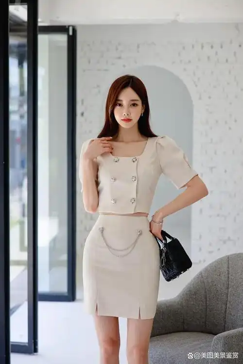 韩国女神孙允珠夏日穿搭米色双排扣上衣搭配链条半身裙