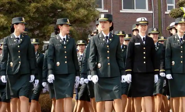 阅兵式上的韩国女兵
