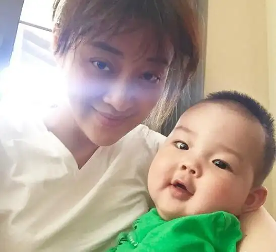 41岁梅婷抱二胎儿子合影 宝宝大眼睛像妈妈