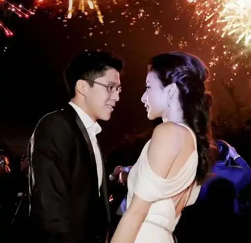 霍启刚:八年追妻路,32岁如愿以偿,结婚11年妻子仍是他的骄傲_郭晶晶