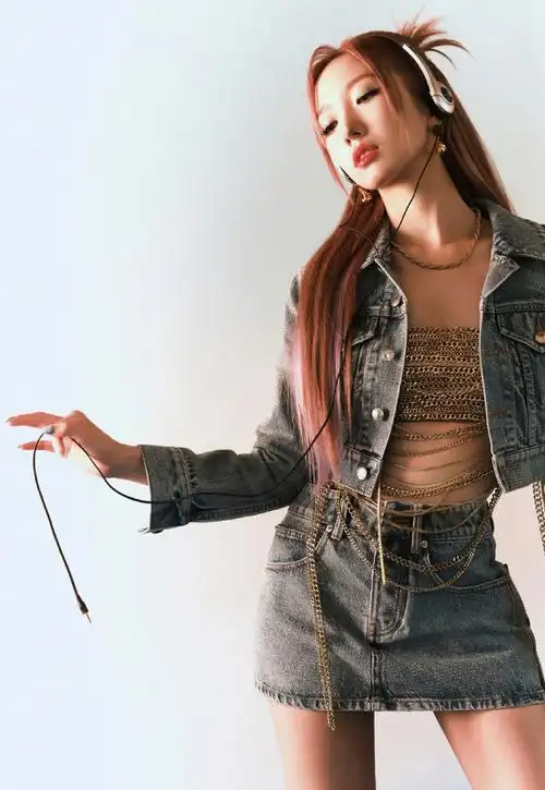 透明珠烫钻机车夹克搭配迷你半裙,牛仔的碰撞兼具性感与张力,百变
