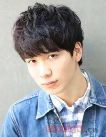 日系男生定位烫发型 彰显时尚帅气风