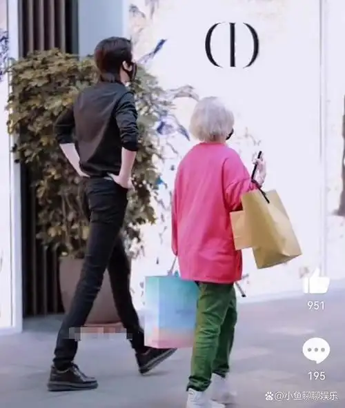 刘宇宁和助理逛街,189的身高超惹眼,腿像单独开了长腿特效一样