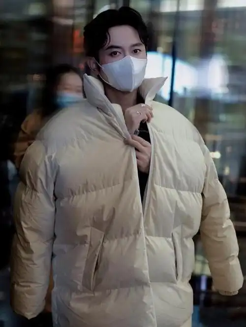 德云社孟鹤堂,周九良定妆照曝光,引发粉丝热议,你俩大褂不一样