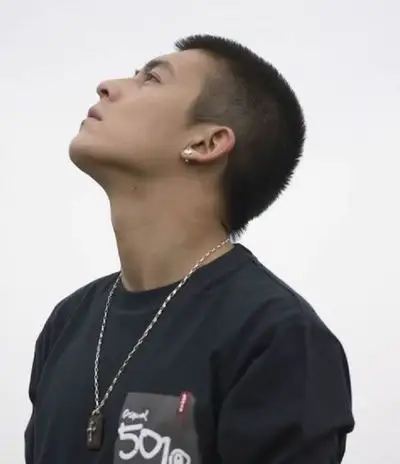 图片中陈冠希的圆领t血在哪买得到,请给个地址,谢谢