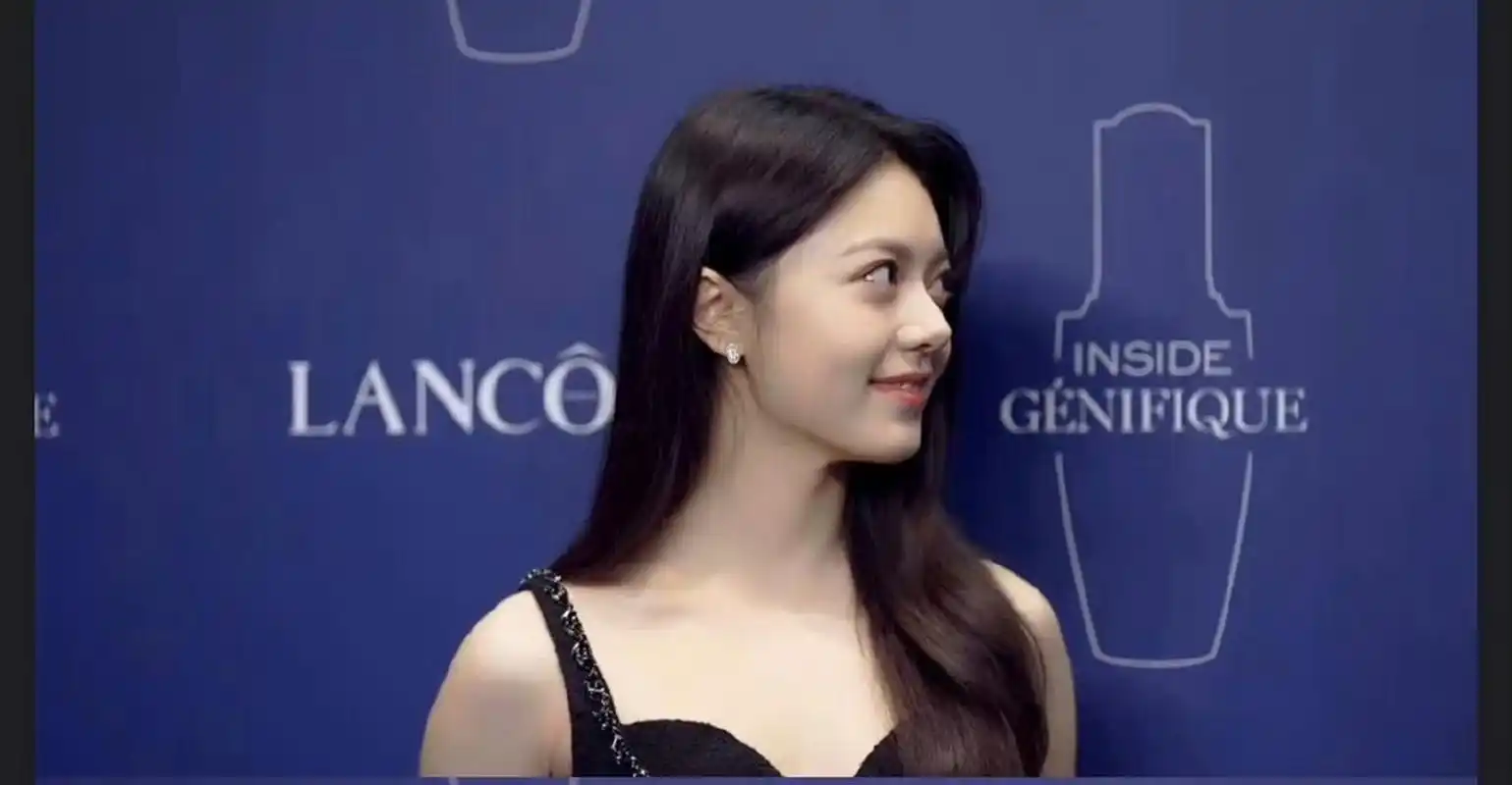 赵今麦活动生图好耐看,尤其是笑容好暖心.