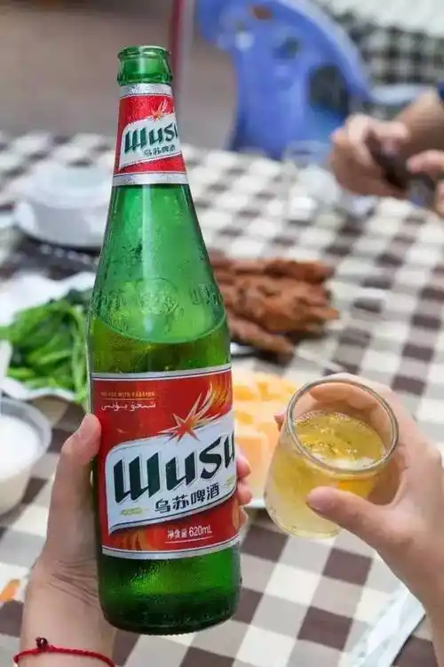 一定要配上 新疆才有的乌苏啤酒,吃着才够劲!