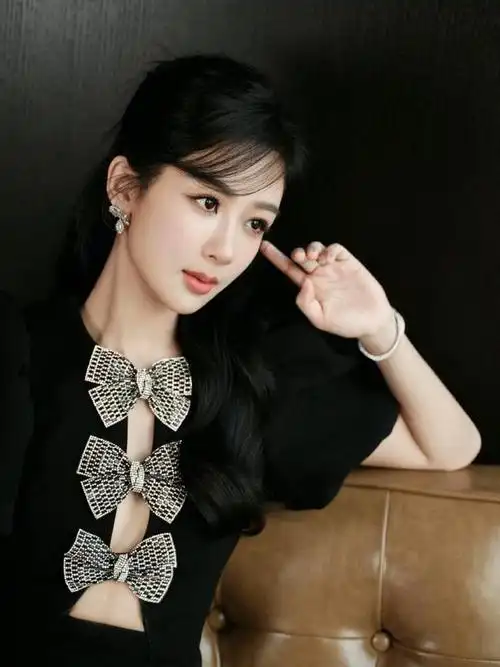 杨紫最新活动美照穿镂空黑裙大秀好身材甜辣造型美翻了