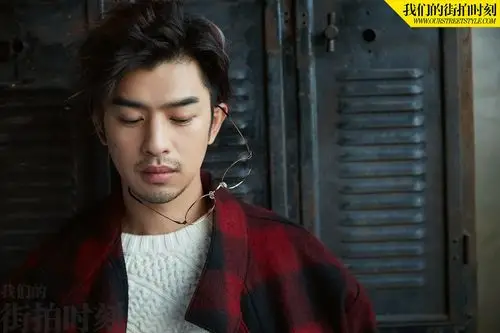 陈柏霖冬季文艺写真曝光 暖心王子遇见童话故事