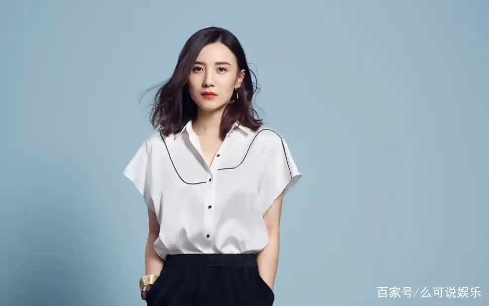 宋佳片场抽烟被曝光,双指夹烟动作熟练,一看就是老烟民