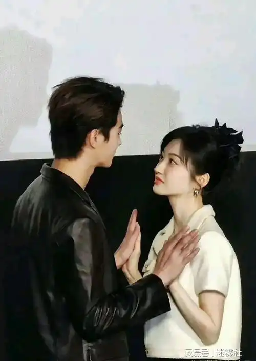 景甜许凯牵手了两人在现场举止亲昵宛若一对热恋中的情侣