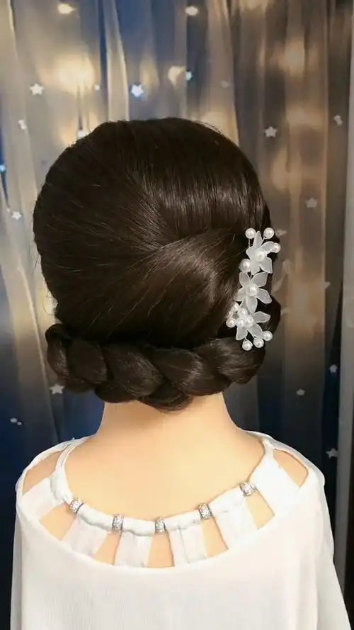 这种盘发很优雅,也很高贵,有一种贵妇的气质