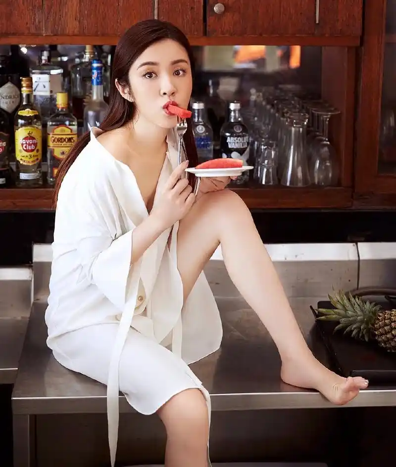 32岁王晓晨体重不到90斤,身着泳装纤腰细腿,姐姐是真的美