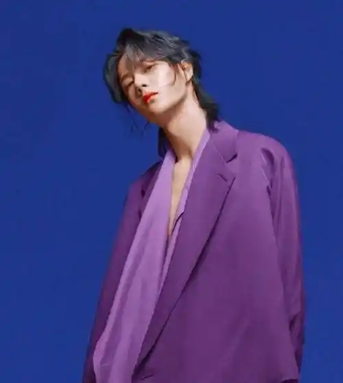 原创王一博杂志照遭疯传首次尝试长发颜值帅出新高度这颜谁不爱