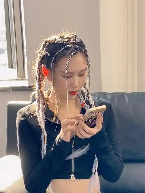 脏辫女生地垄沟非洲脏辫