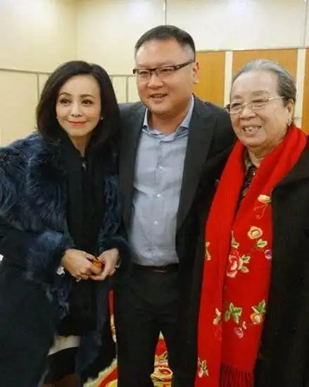 李明启录节目合影85岁白发苍苍还这么精神穿红衣气质优雅