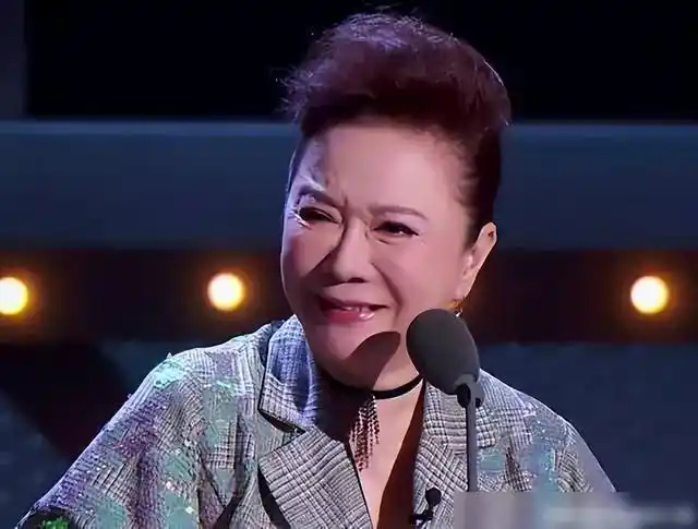 蔡明登春晚27次却仍被骂滚出春晚她到底做错了什么