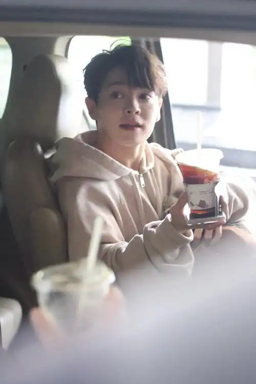 尤长靖 披荆斩棘的哥哥##尤长靖帮粉丝捡鞋子