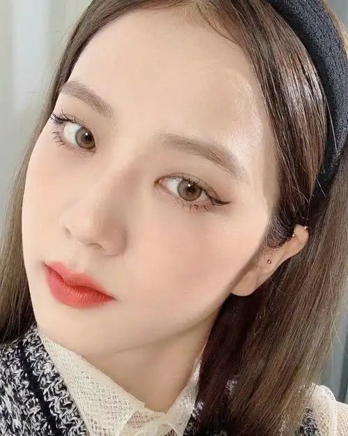 金智秀直播截图曝光全新发色引人注目这是门面的颜值吗