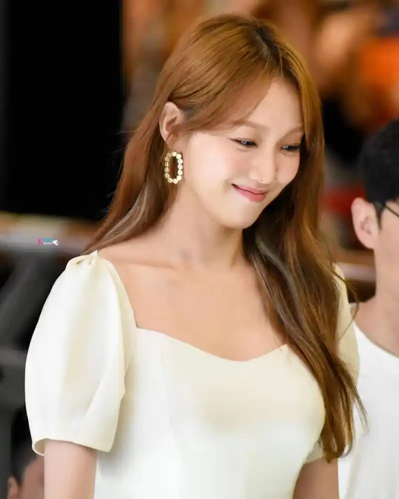 李圣经出席活动,台上优雅美丽台下可爱似少女,恋爱中的女人最美