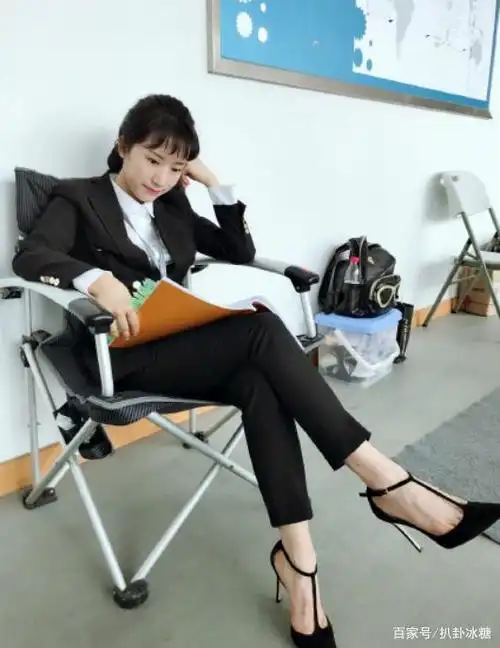 李念化身美女总裁,穿一身黑色西装配高跟鞋坐着看文件,太干练了