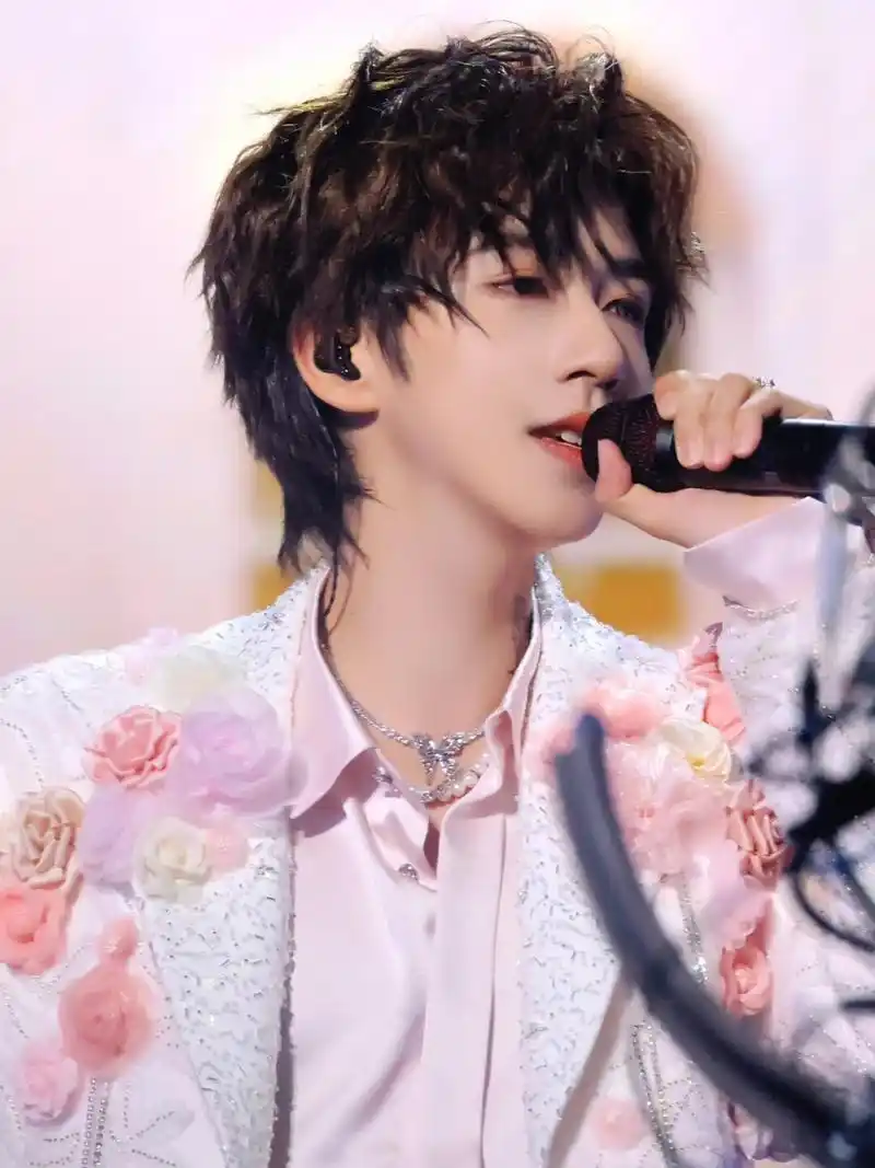 贺峻霖澳门演唱会  贺峻霖身着devilbeauty定制系列,如约而至的温润