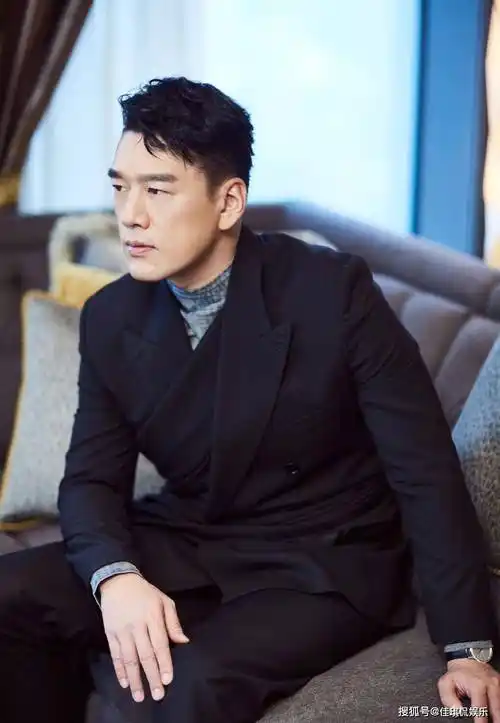 单论长相,他绝对不算出众.作为演员,他是一个非常神奇的存在.