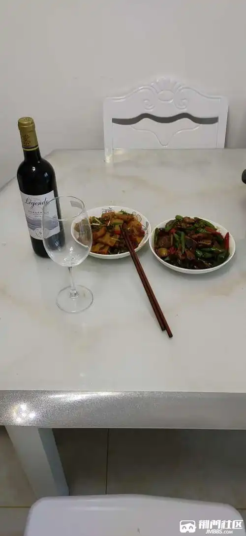 一个人在家,俩个菜一瓶酒