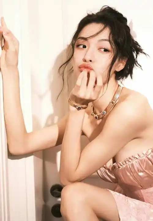 大家有看过钟楚曦什么作品嘛?感觉她拍电影比较多,电视剧好像很少见.