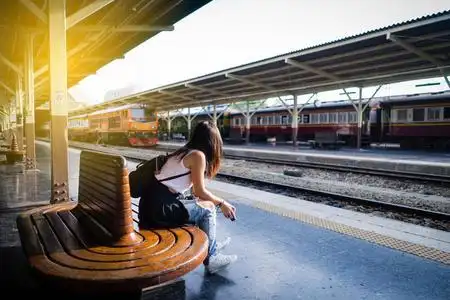 火车在火车站等待的小女孩图片