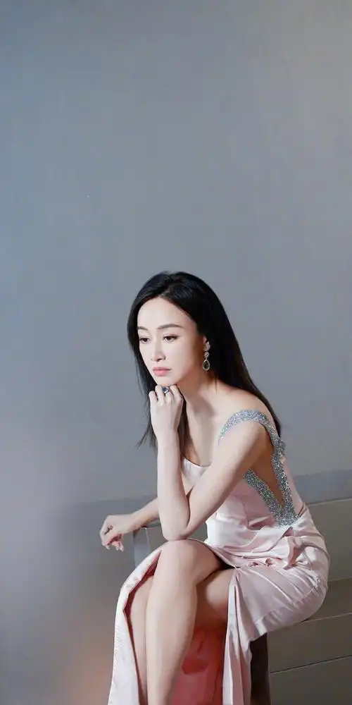 赵子琪壁纸:简约长裙好身材