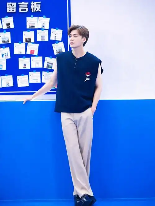 夏天专属快乐李易峰的无袖造型