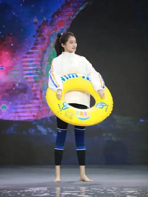 王牌对王牌关晓彤要游泳啦啦啦