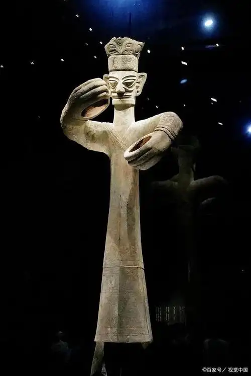 三星堆青铜大立人像手里拿的啥?姿势为何如此诡异