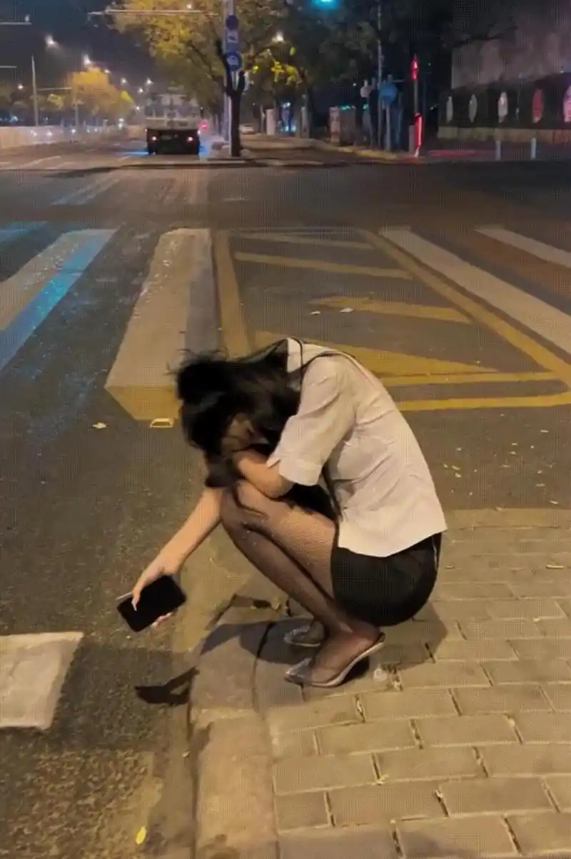 下班的路上,看到一位女孩喝酒喝醉了,看起来很难受,要不要过去扶一把