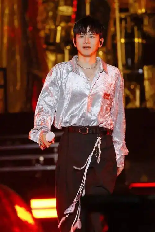 张杰开演唱会 ,妻子谢娜有爱互动,魏大勋挥荧光棒助兴_夫妻_老公_网友