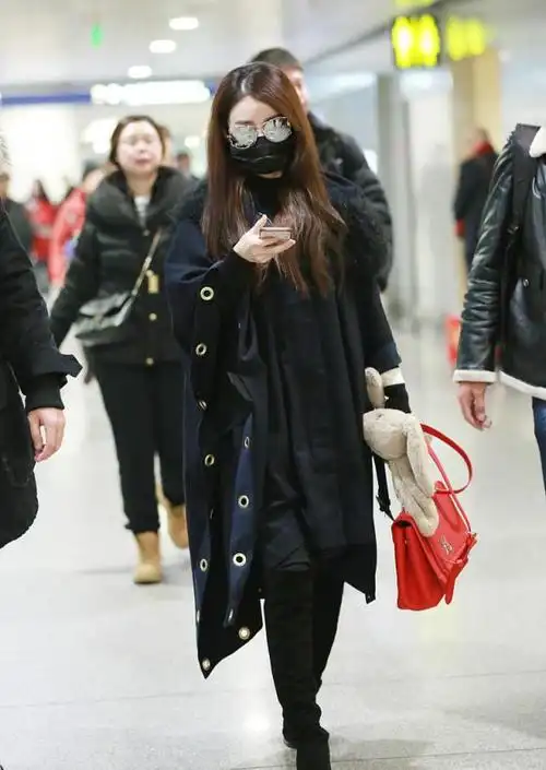 赵丽颖美得真精致穿斗篷大衣配过膝长靴尽显甜美可爱气质