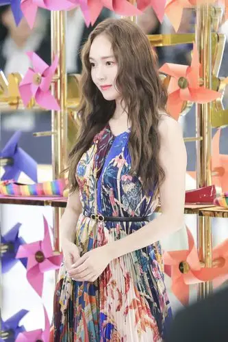 郑秀妍现身戛纳电影节,穿花裙比心,美成小仙女