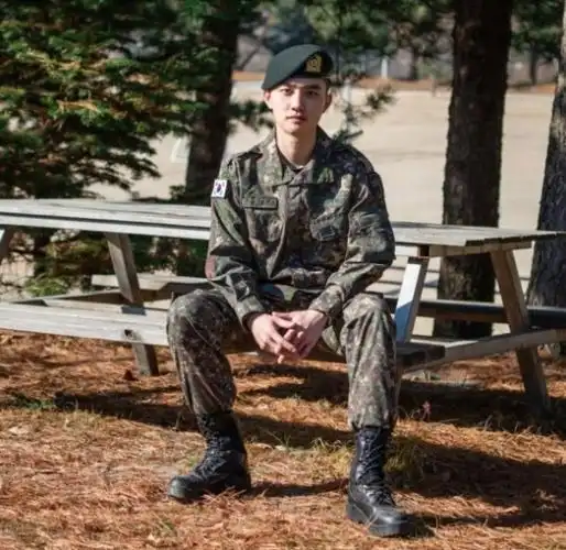 exo都暻秀军装军帽目光坚定帅照图片