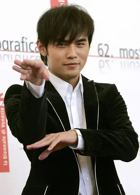 周杰伦晒20年前"清纯帅照"登微博热搜!全是歌迷才懂的回忆杀_腾讯新闻